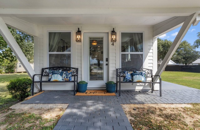 Charming Coastal Cottage with a large private lot center of all the activity