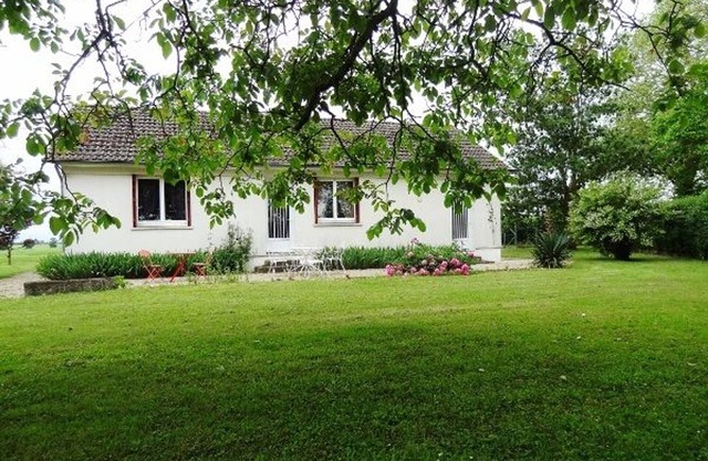 Charming Cottage with Garden, Terrace, and Modern Amenities in Bengy-sur-Craon