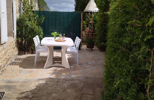 Charming cottage in a small village in the Upper Limousin. Golf.