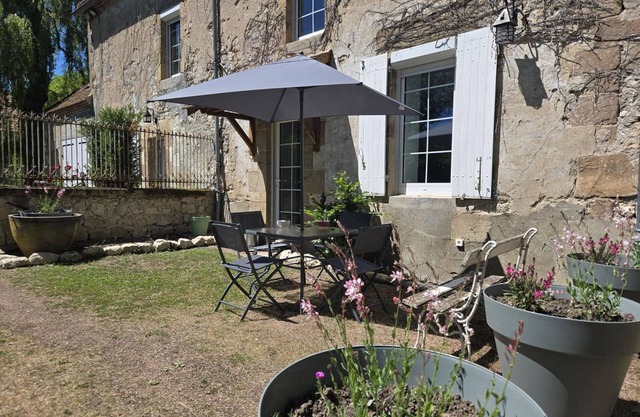 Charming Cottage in Souvigny, Private Garden, Pet Friendly