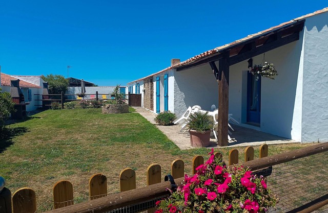 Charming Cottage on 15-Hectare Equestrian Estate with Private Garden & Modern Amenities
