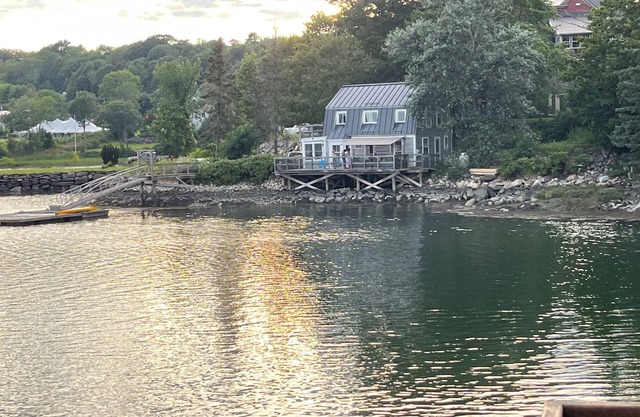 Charming cottage on the Damariscotta River, easy walk to downtown.