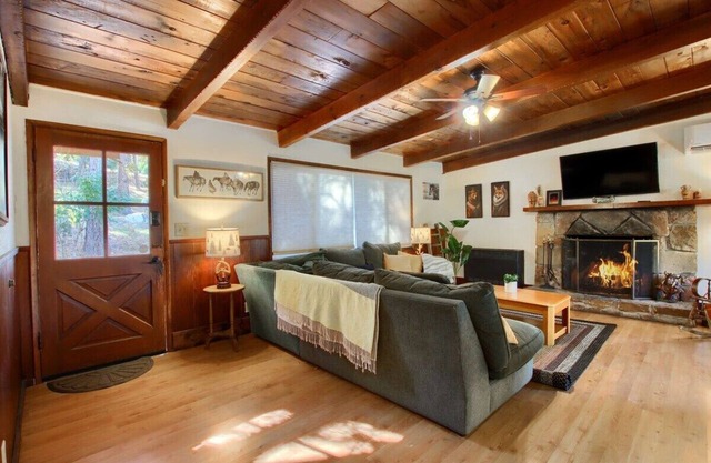 Charming Cottage ,Red Door, 12 miles to Yosemite