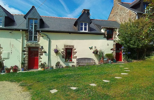 Charming cottage with enclosed garden in peaceful countryside. Pet welcome.