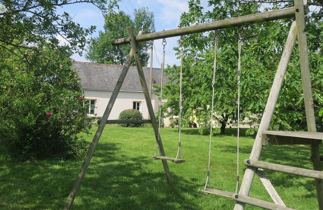 Charming Countryside Cottage with Garden, Fireplace, Near Hiking Trails and Loire Castles