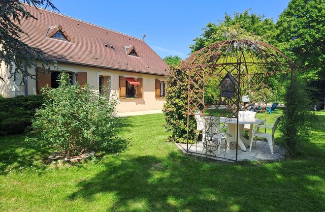 Charming Countryside Home: Spacious, Modern, Ideal for Families, Near Haras National du Pin