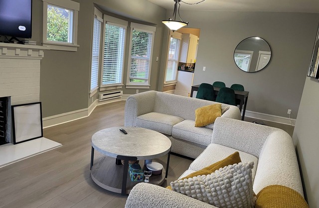 Charming Cozy 2-bedroom house in Tacoma with WiFi. High ceiling