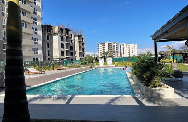 Charming 2-bedroom condo with shared pool, gym, Wi-Fi, one parking space