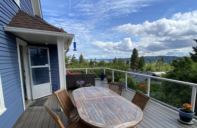 Charming Craftsman home w/stunning lake and mountain views! Great for families!