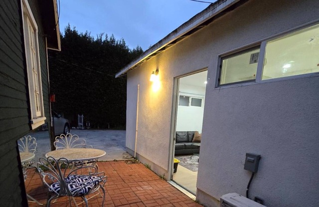 Charming detached guesthouse with WiFi and AC in delightful Los Angeles