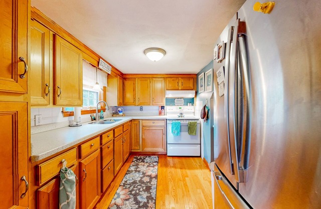 Charming dog-friendly retreat w/ W/D, & firepit - walk to beach