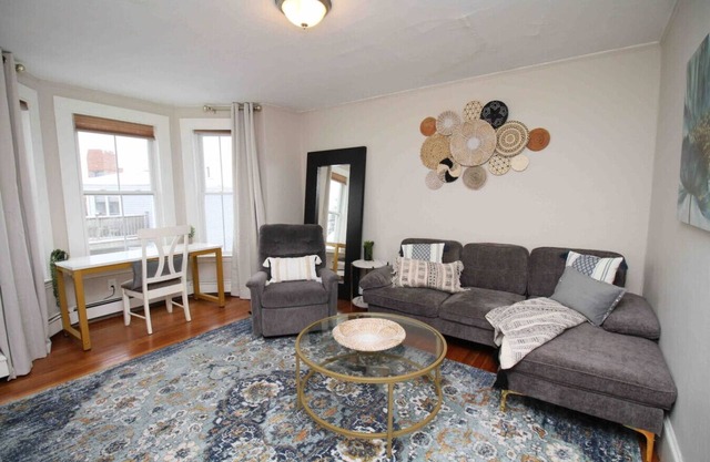 Charming Downtown Gem ~ 2min to Salem ~ Workspace!