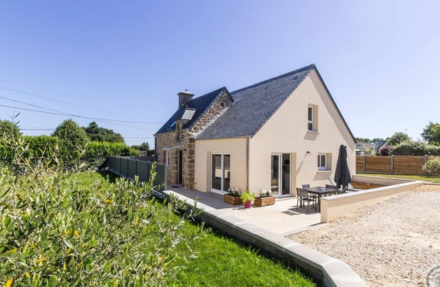 Charming Family Home with Garden, Near Ocean, Modern Amenities, and Historic Charm