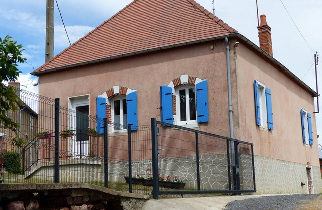 Charming Farm Stay with Mini-Farm, Near Nature Activities, Sleeps 4-6