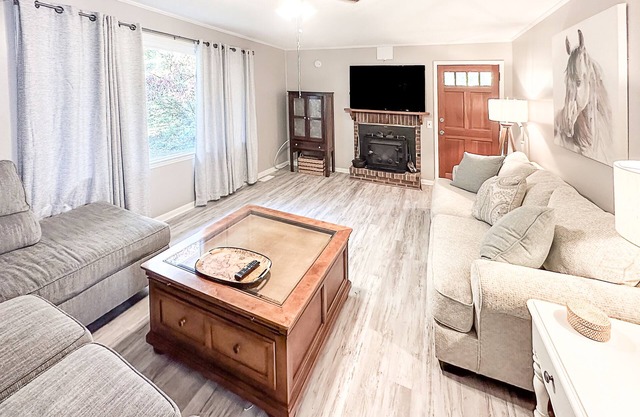 Charming farmhouse nestled within the breathtaking Uwharrie National Forest!