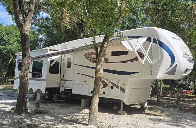 Charming farmhouse Rv with WiFi and AC in quaint Punta Gorda FL