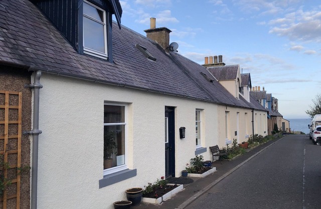 Charming fishermans cottage within minutes of beach and harbour