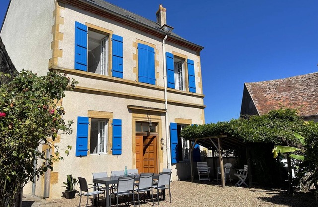 Charming 18th-Century House with Garden, Near Lake & Attractions, Perfect for Families & Friends