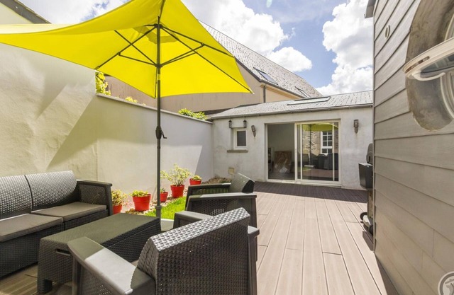 Charming House in Heart of Saint-Vaast-la-Hougue: Enclosed Courtyard, Baby Equipment, Pets Welcome