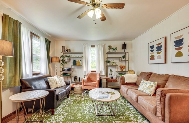 Charming Gardiner Home w/Yard & Sunroom