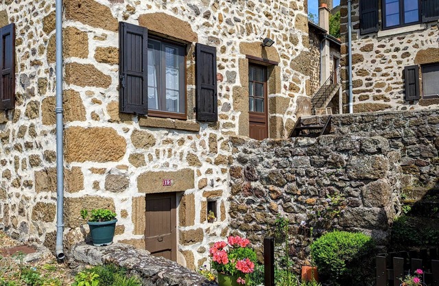 Charming Getaway in Polignac - Explore Historic Village & UNESCO Sites
