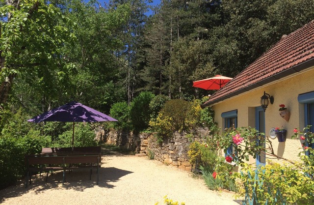Charming gîte with swimming pool in a wooded area near Sarlat