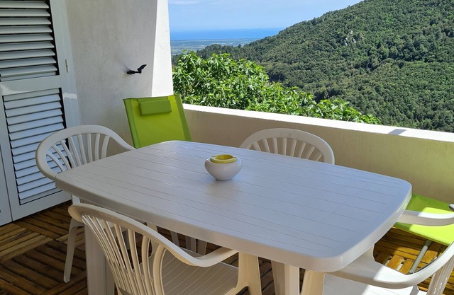 Charming ground floor of a T2 village house overlooking the sea and scrubland