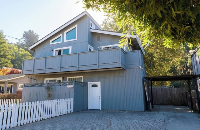 Charming guest house in Aptos-the entire second floor is all yours!+EV Charger