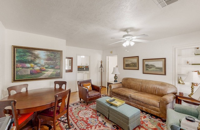 Charming home near downtown Austin with grill, streaming, washer/dryer, & AC