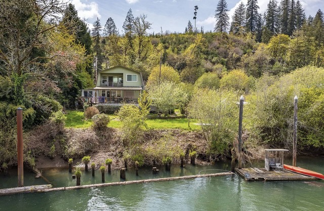 Charming home on the Siuslaw River with private dock, fire pit, WiFi, & W/D