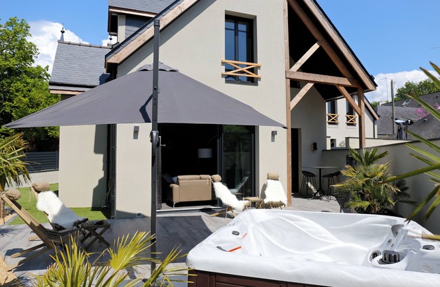 Charming house 400m from the sea and shops - Garden, Jacuzzi & Stove