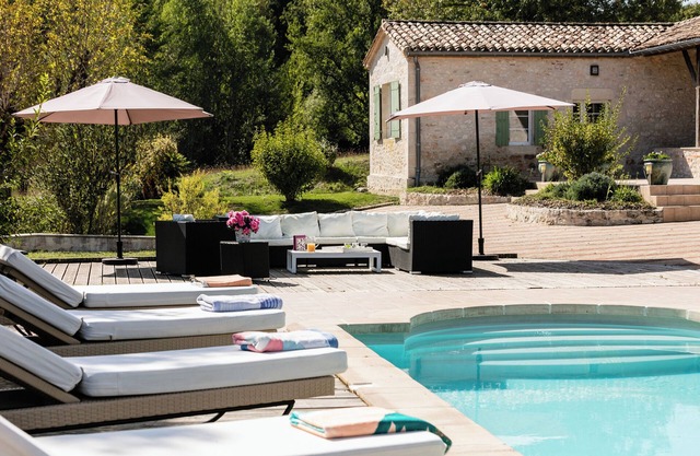 Charming house with swimming pool and jacuzzi, and its outbuildings