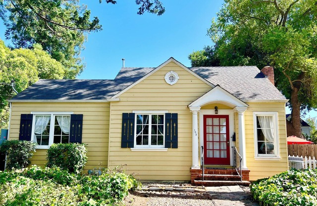 Charming House ~ With Hot Tub! Walk to Town & Oxbow Market!