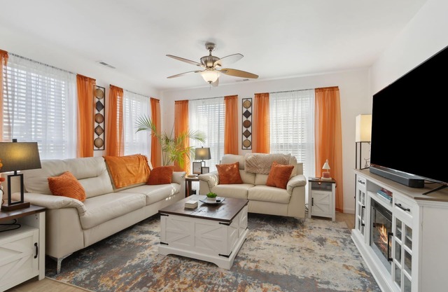 Charming House with King Bed, Fenced Yard, WiFi in the Heart of Quaint Cedartown