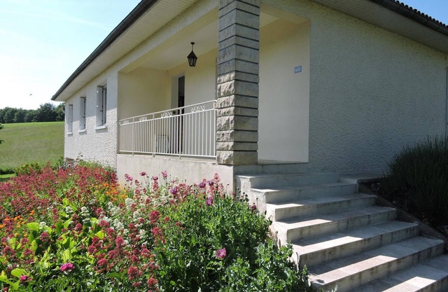 Charming House with Large Garden, Fireplace & Baby Equipment near Périgueux