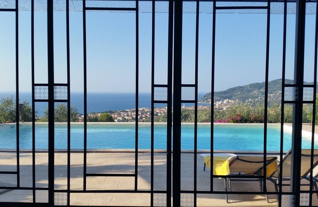 Charming Italian villa surrounded by olive and pine trees - Panoramic bay view