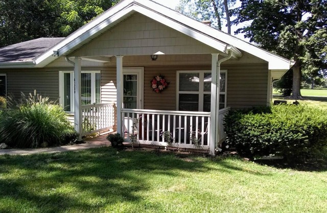 Charming lake cottage