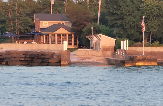 Charming Lakefront Cottage in 1000 Islands region 2 Bedrooms, 1 Loft, Wi Fi & AC