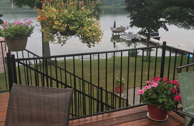 Charming lakefront cottage with baby grand piano to use by qualified renters.