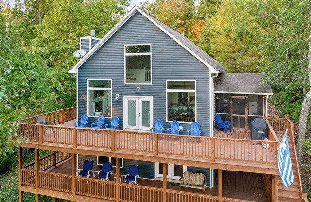 Charming Lakefront Estate that Sleeps 12 on Beautiful Rough River Lake, KY!