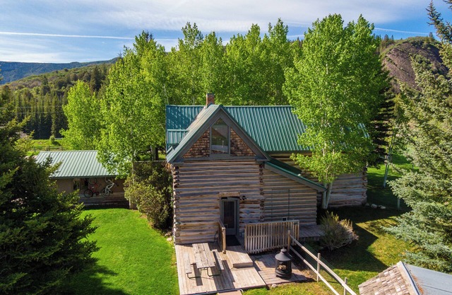Charming log house in Snowmass with all the amenities.
