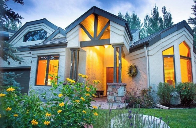 Charming Luxe 5BR—Ski Shuttle & walk to lift, 2 living room, game & movie room