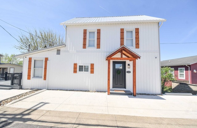 Charming Modern Amish Home, Walk To Local Food + Family Friendly, Main Floor Bed