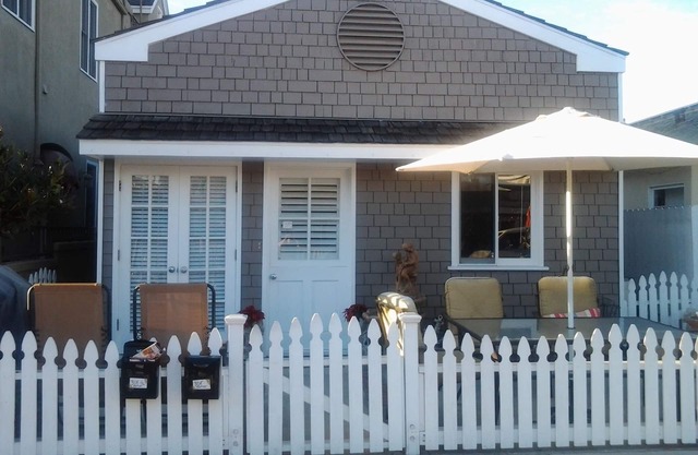 CHARMING NEWPORT BEACH COTTAGE CLOSE TO BEACH AND BAY ON THE PENNISULA.