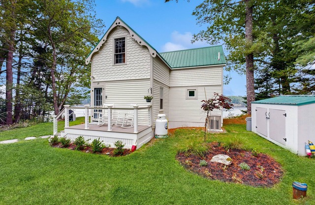 Charming Oceanfront Home with Stunning Water Views and Wifi