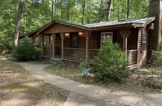 Charming & Pet Friendly! Cabin in Iuka MS- near JP Coleman State Park