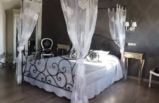 CHARMING POSADA SITUATED IN THE HEART OF THE REGION OF RIOJA ALTA (HARO .)