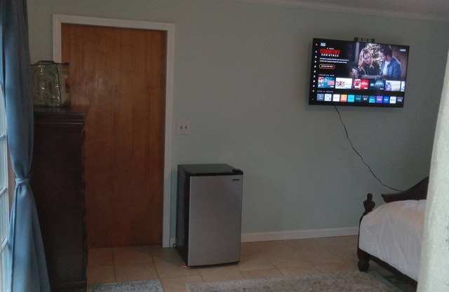 Charming & Private 1-bed & 1 ba ,sleeps 2, on 1st floor of a 5 bed 3ba House,