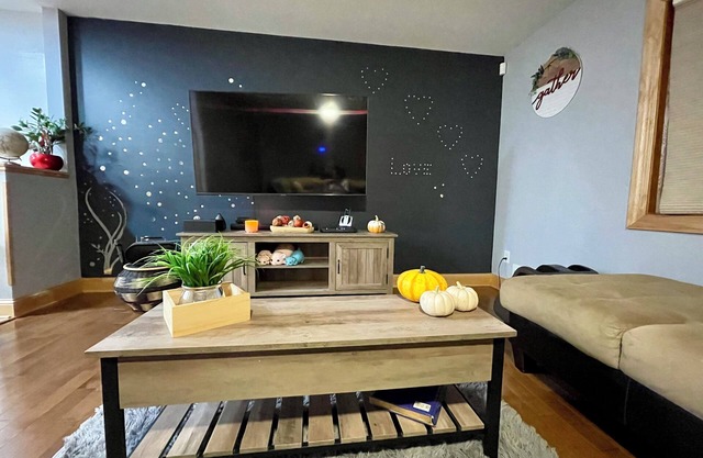 Charming, Private , 4BR, 2Bath Main Floor Close to all action Stadiums & Sports