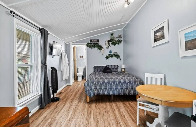 Charming Private Studio in Gordon Square with Direct Path to Edgewater Beach.